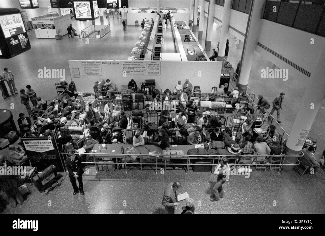 Clients passagers faisant la queue toute la nuit pour acheter des billets dans la matinée pour Freddie Lakers inaugural Skytrain, vol qui a eu lieu parmi beaucoup de battage médiatique le 26 septembre 1977. Il s'agissait d'un service quotidien à petit prix entre Londres Gatwick et JFK à New York. ANNÉES 1970 ROYAUME-UNI HOMER SYKES Banque D'Images
