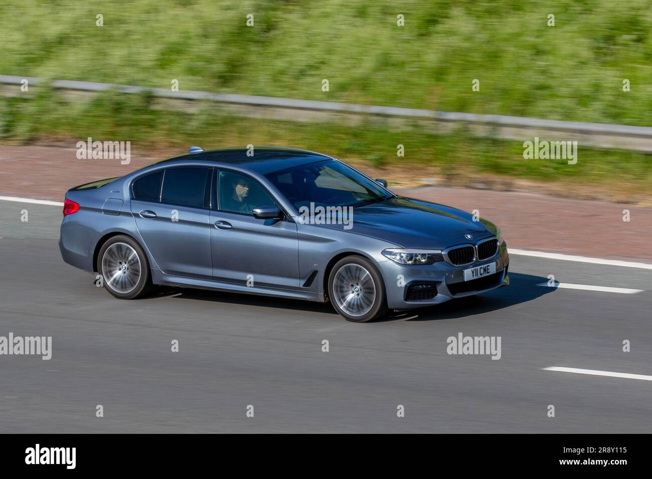 2018 BMW 530E M Sport Auto eDrive 12Kwh PHEV 292 109Hp/80kW Auto Start/Stop Blue Saloon voiture hybride électrique voyageant à vitesse sur l'autoroute M6 dans le Grand Manchester, Royaume-Uni Banque D'Images