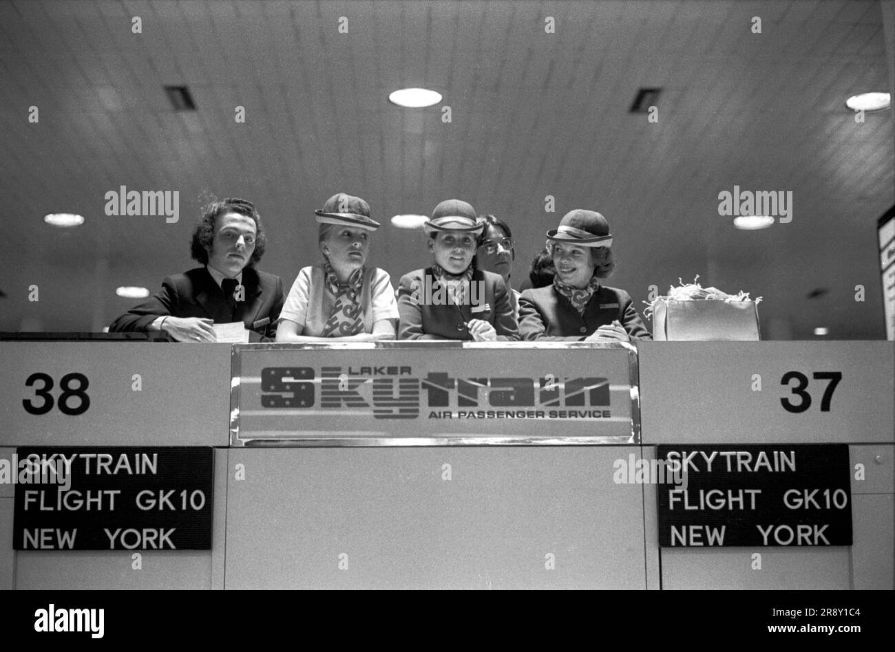 Le personnel au sol du Skytrain attend toute la nuit le vol inaugural et le traitement des clients. Il a eu lieu parmi beaucoup de battage médiatique le 26 septembre 1977. Il s'agissait d'un service quotidien à petit prix entre Londres Gatwick et JFK à New York. ANNÉES 1970 ROYAUME-UNI HOMER SYKES Banque D'Images
