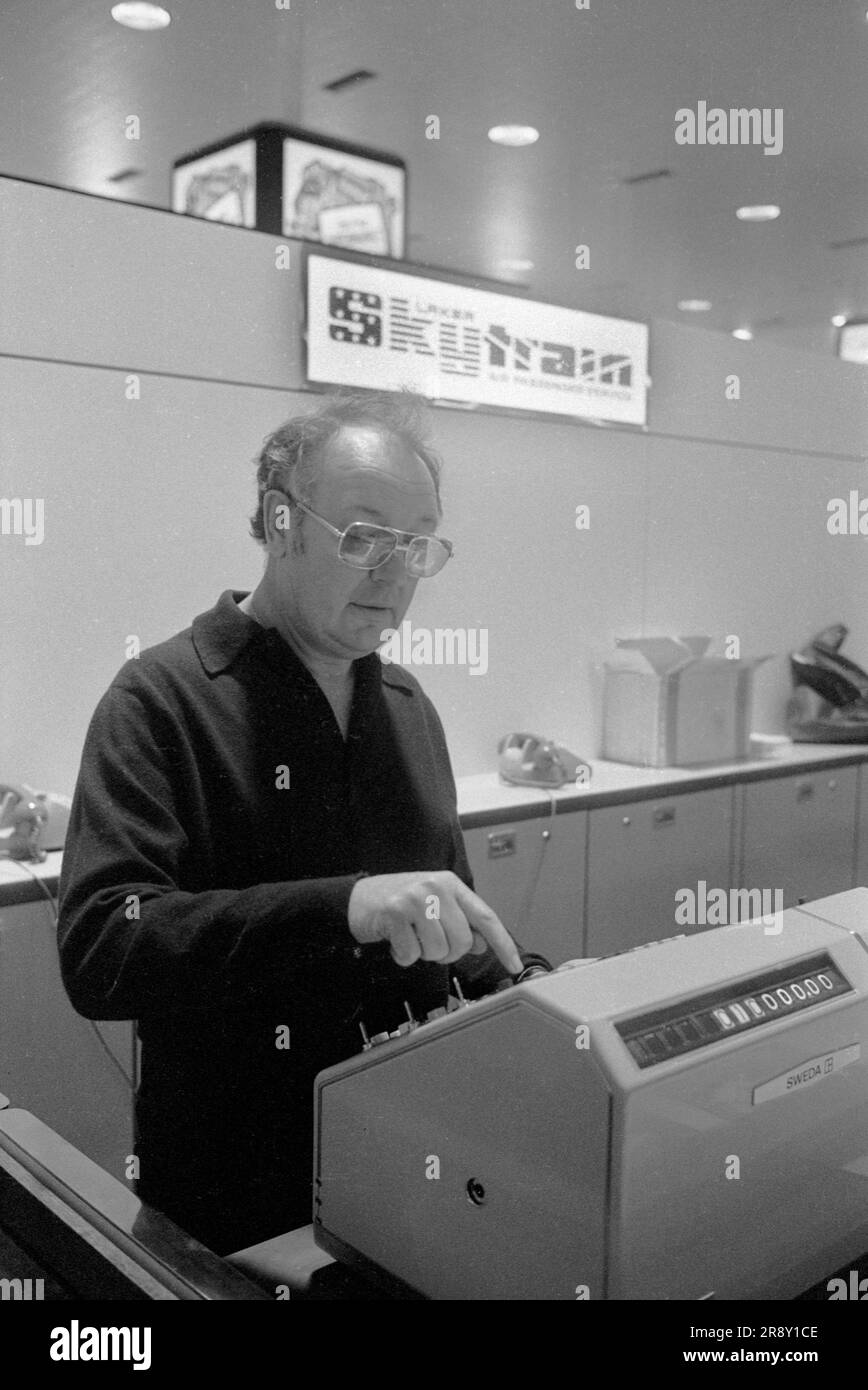 Freddie Laker a lancé Skytrain, le vol inaugural a eu lieu parmi beaucoup de battage médiatique le 26 septembre 1977. Il s'agissait d'un service quotidien à petit prix entre Londres Gatwick et JFK à New York. Freddie Laker apprenant à utiliser la caisse, il lit £00-00 1970s UK HOMER SYKES Banque D'Images