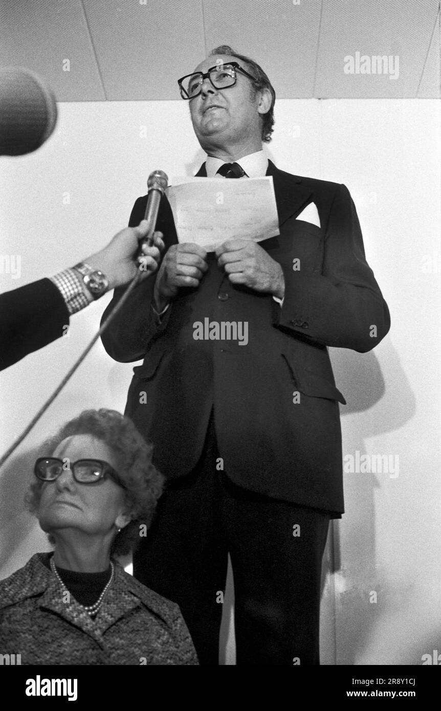 Freddie Laker a lancé Skytrain, le vol inaugural a eu lieu parmi beaucoup de battage médiatique le 26 septembre 1977. Il s'agissait d'un service quotidien à petit prix entre Londres Gatwick et JFK à New York. Conférence de presse impromptue avec sa mère à ses côtés. ANNÉES 1970 ROYAUME-UNI HOMER SYKES Banque D'Images