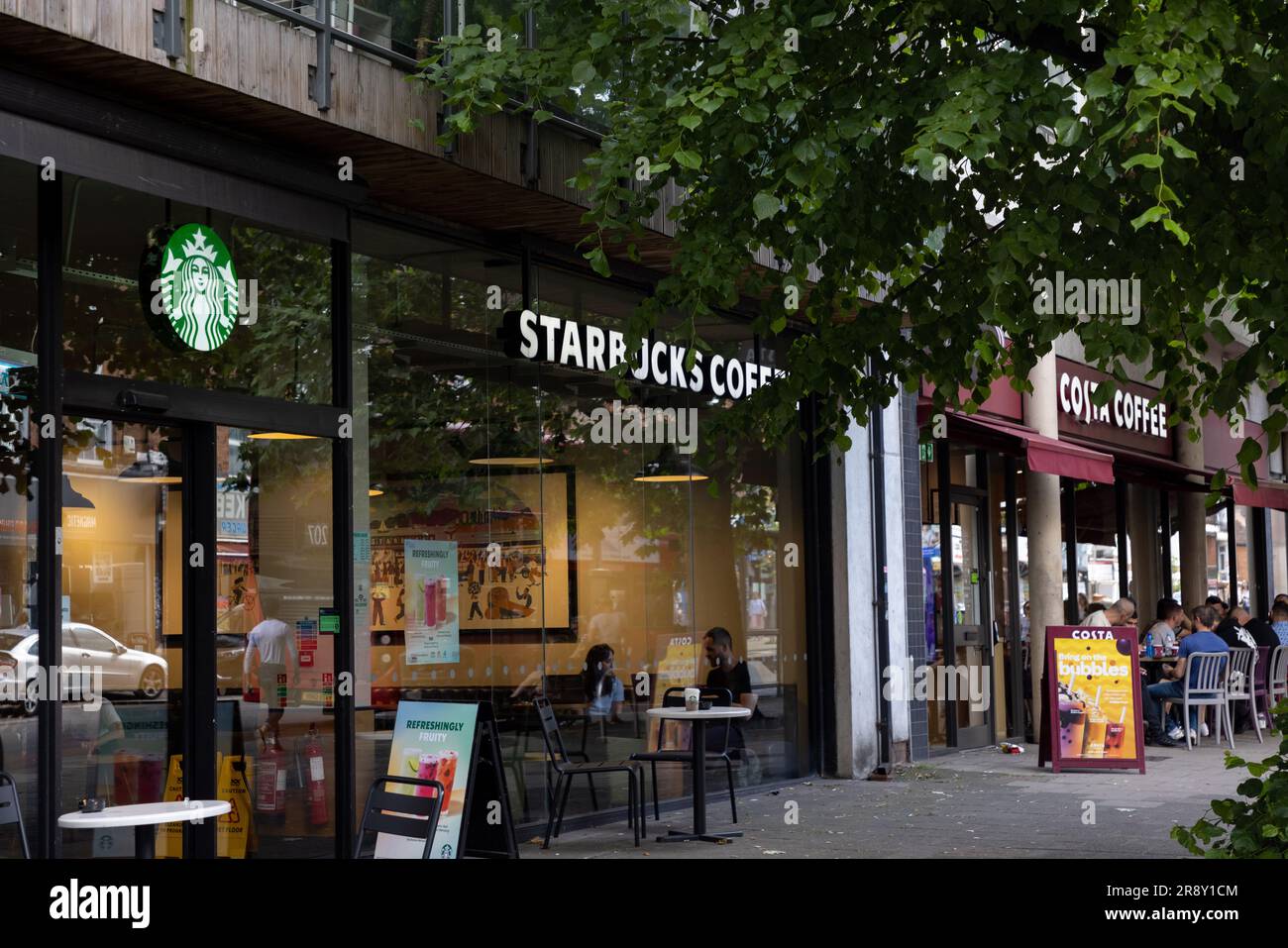Les cafés Costa et Starbucks se côtéent sur une grande rue de Londres : Uxbridge Road, Ealing Common Banque D'Images