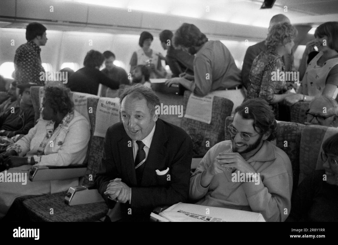 Freddie Laker a lancé Skytrain, le vol inaugural a eu lieu parmi beaucoup de battage médiatique le 26 septembre 1977. Il s'agissait d'un service quotidien à petit prix entre Londres Gatwick et JFK à New York. Freddie Laker discute avec les passagers à bord du vol inaugural à destination de New York. ANNÉES 1970 ROYAUME-UNI HOMER SYKES Banque D'Images
