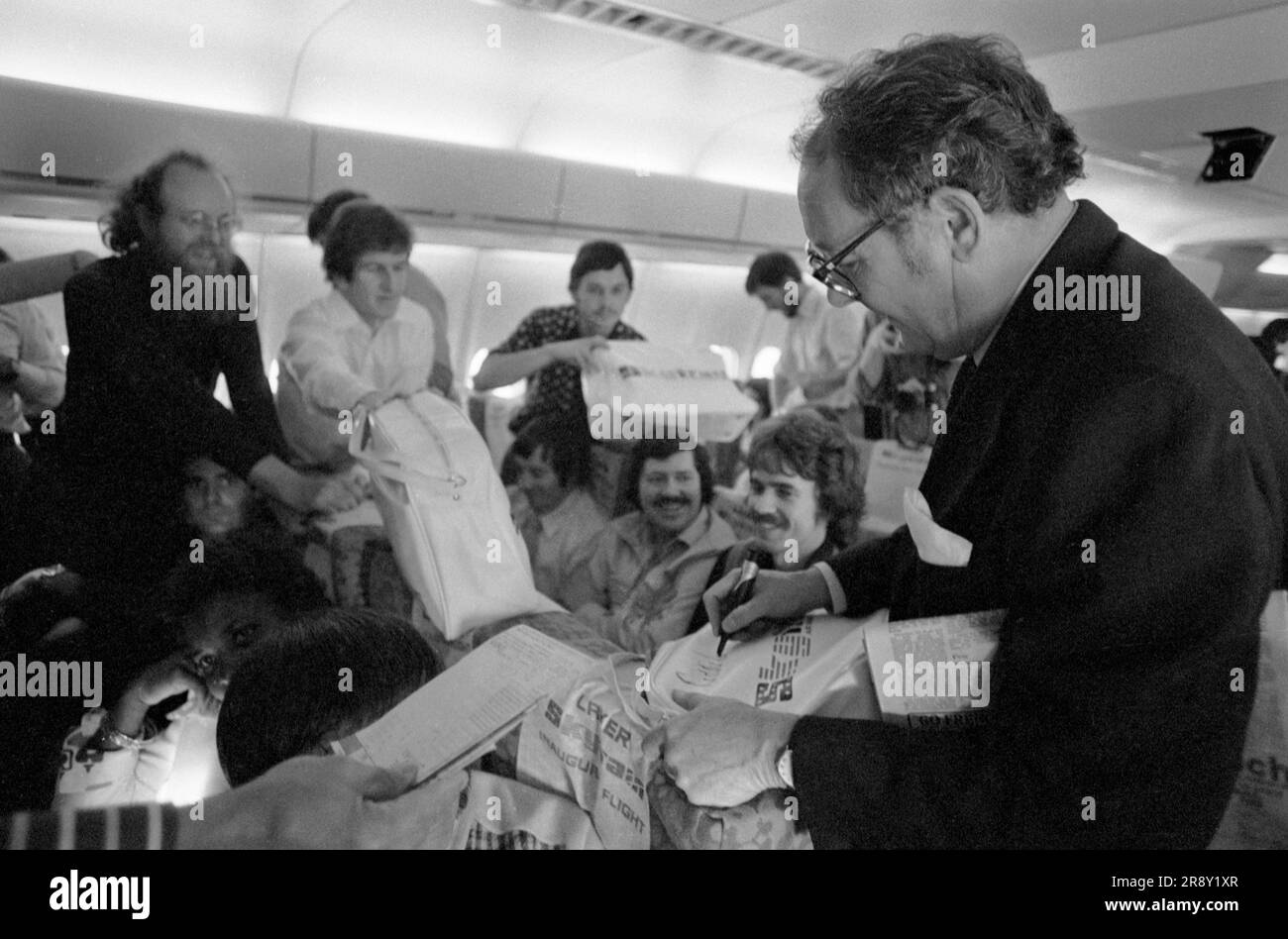 Freddie Laker a lancé Skytrain, - Laker Airways - le vol inaugural a eu lieu parmi beaucoup de battage médiatique le 26 septembre 1977. Il s'agissait d'un service quotidien à petit prix entre Londres Gatwick et JFK à New York. Freddie Laker signe des sacs de vol Skytrain, à bord du vol inaugural à destination de New York. ANNÉES 1970 ROYAUME-UNI HOMER SYKES Banque D'Images