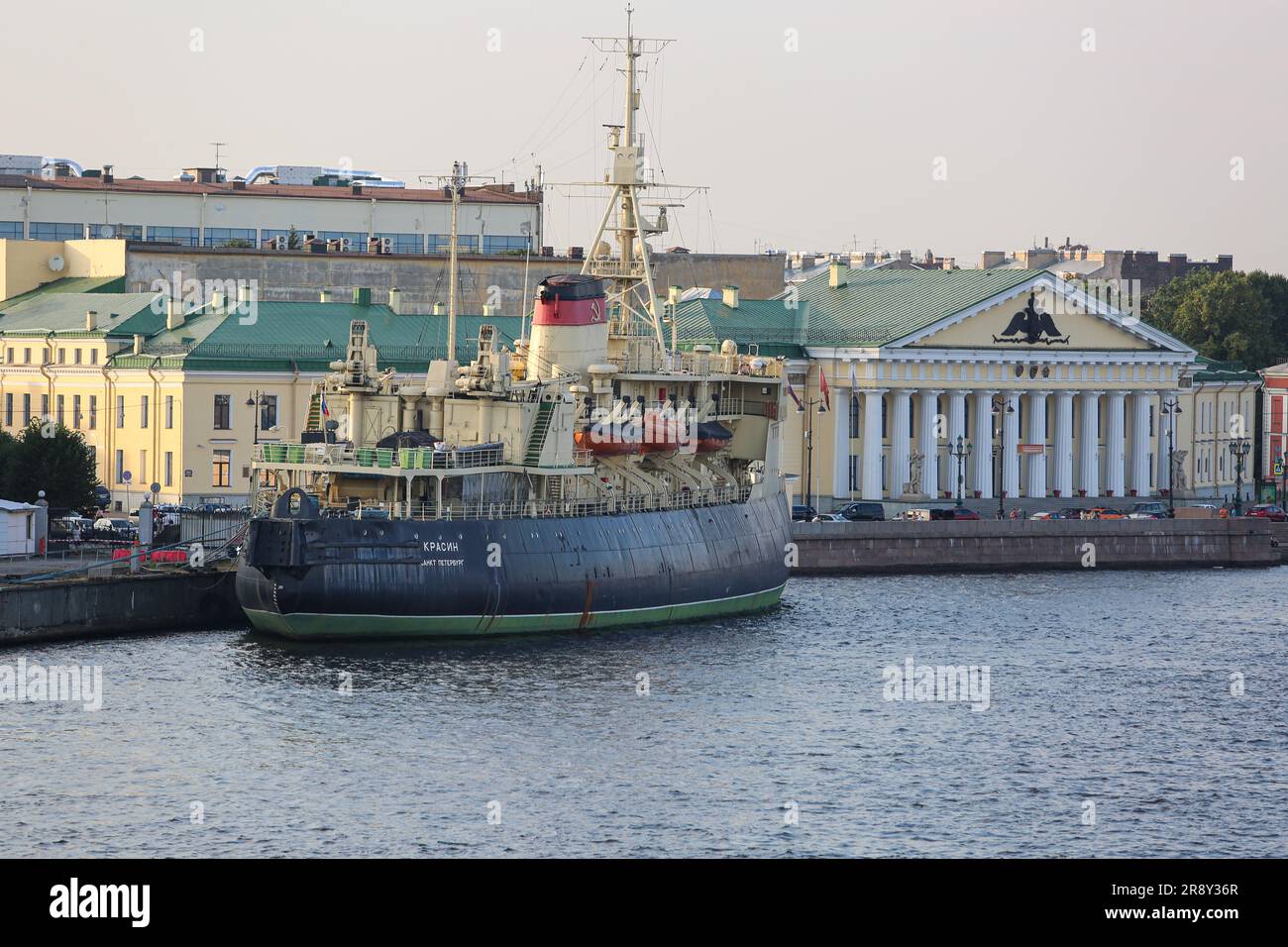 Le brise-glace arctique Krassin de 1916 (marine impériale russe, aujourd'hui navire-musée) et l'Université minière de Saint-Pétersbourg (enseignement technique supérieur russe) Banque D'Images