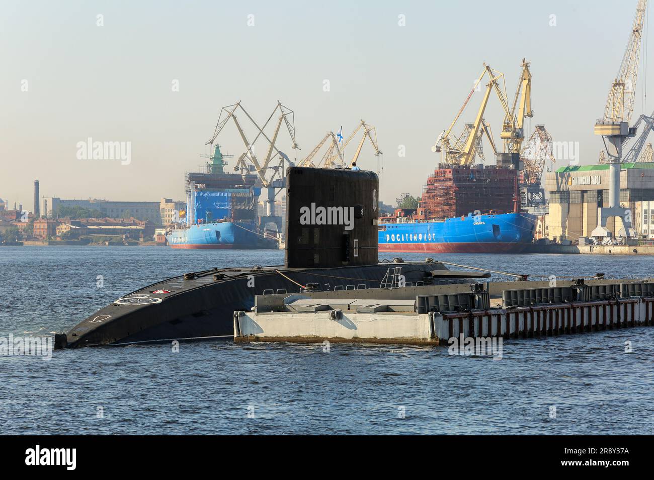 Sous-marin d'attaque russe RFS Dmitrov (B-806), brise-glace Arktika (Арктика) & Sibir (Сибирь), le plus grand brise-glace nucléaire du monde, Saint-Pétersbourg Banque D'Images