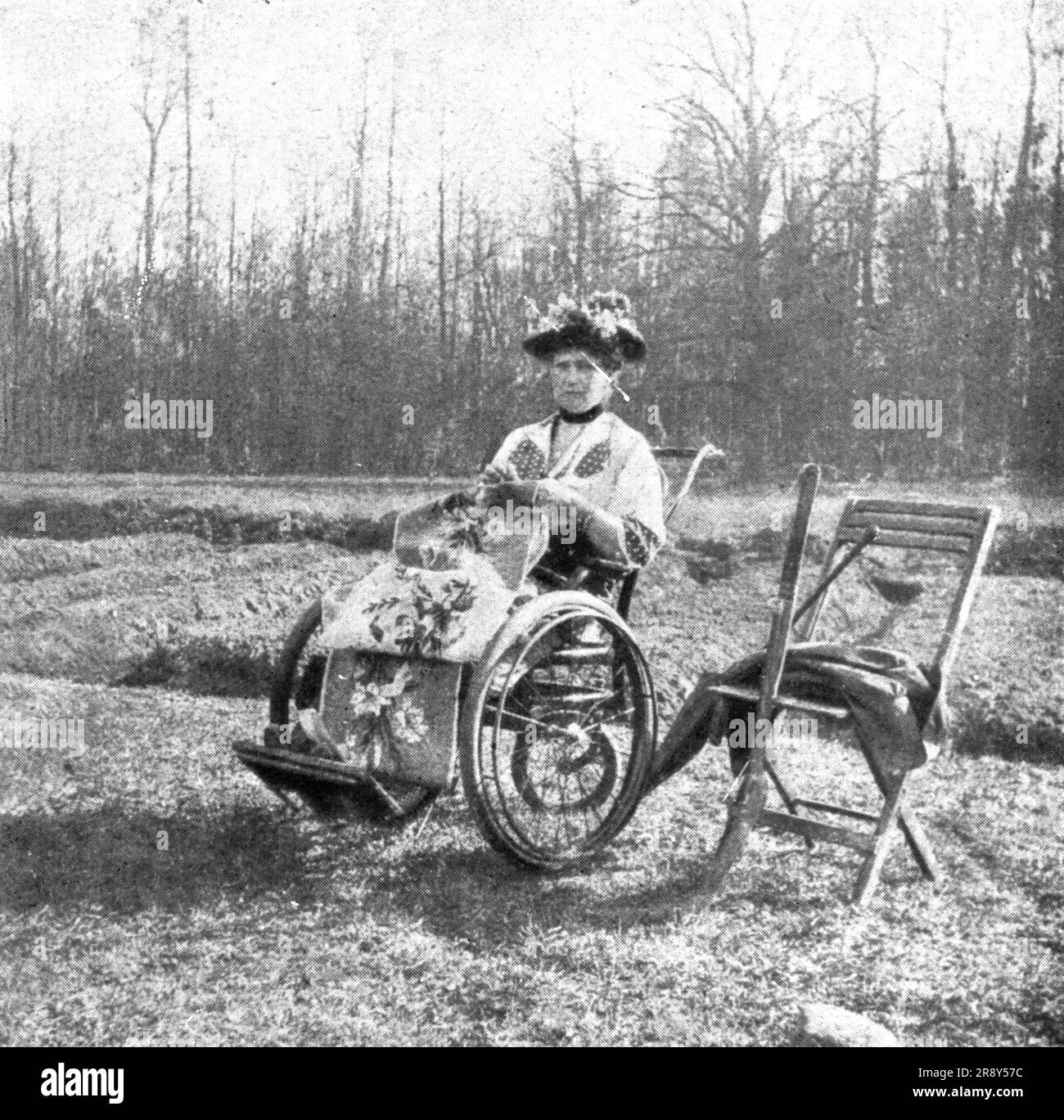 ''les Romanof a Tsarskoie-Selo; l'imperatrice, en cauteuil roulant, Travelle a ouvrace de broderie, en régdant sa famille gardiner', 1917. De "l'Album de la guerre 1914-1919, Volume 2" [l'Illustration, Paris, 1924]. Banque D'Images