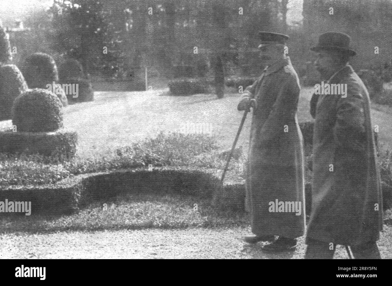 ''le Kaiser en Fuite; Premier séjour d'exil; Guillaume, encore en plus militaire, la canne à la main, fait sa promenade dans les jardins d'Amerongen avec son Hote, le comte Bentinck', 1918. De "l'Album de la guerre 1914-1919, Volume 2" [l'Illustration, Paris, 1924]. Banque D'Images