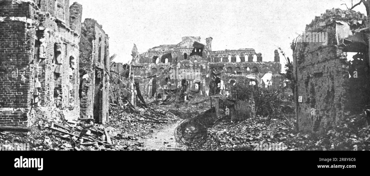 ''les Britanniques au Nord de la somme; les ruines de la basilique d'Albert, don&#x2019;t le cloche est tombe avec la Vierge qui etait restee si longtemps penchee tragiquat au dessus du vide', 1918. De "l'Album de la guerre 1914-1919, Volume 2" [l'Illustration, Paris, 1924]. Banque D'Images