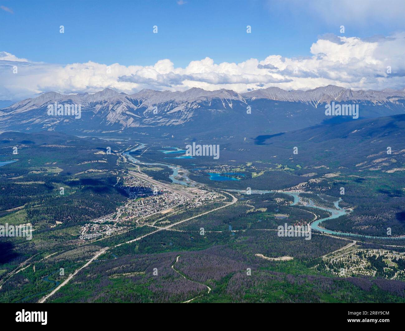 Vue en tramway sur Jasper depuis le sommet des Rocheuses, avec routes, rivières et lacs visibles. Banque D'Images