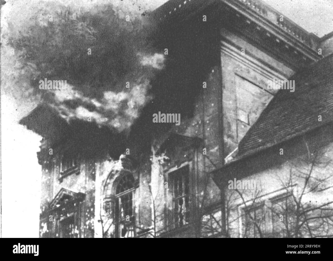 'La Nouvelle Europe; la guerre civile a Berlin; Eclatement d'un autobus au deuxieme et le Marstall. L'aspect de quelques appâts de la place du Château-Royal, a Berlin, apres le duel d'artillerie entre les troupes du gouvernement d'Ebert et les marins Spartakistes, les 23 et 24 decembre 1918', 1918. De "l'Album de la guerre 1914-1919, Volume 2" [l'Illustration, Paris, 1924]. Banque D'Images