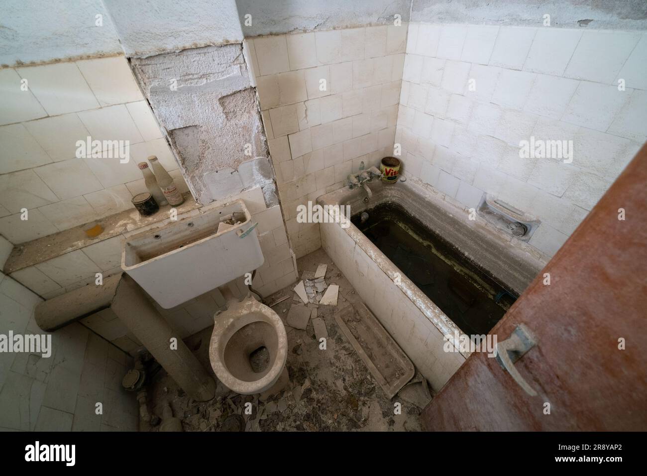 La salle de bains d'un appartement abandonné dans la zone tampon à Nicosie, Chypre. Faisant partie de la Force des Nations Unies chargée du maintien de la paix à Chypre, la Cavalerie maintient la paix et la stabilité dans une zone qui est limitée au public et qui a séparé le Nord chypriote turc et le Sud chypriote grec depuis le cessez-le-feu en août 1974. La zone tampon s'étend sur environ 180 km et comprend des maisons abandonnées et des entreprises fermées d'où les résidents ont été contraints de fuir pendant l'invasion turque. Date de la photo: Jeudi 22 juin 2023. Banque D'Images