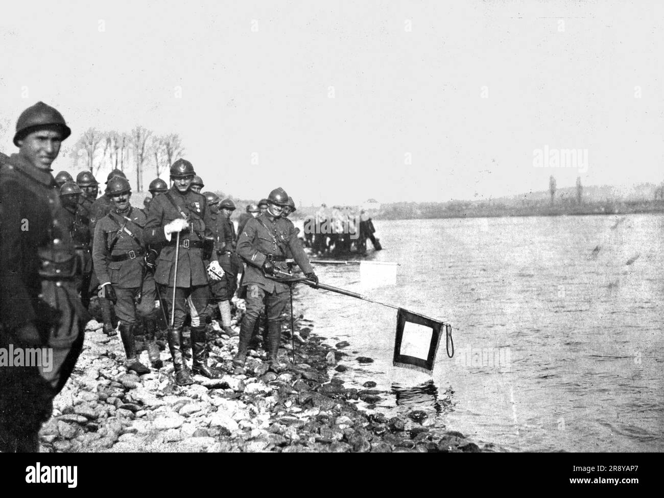 'Ur le Rhin; A Huningue le 21 novembre 1918, la deuxième division marocaïne ligne ses fanons dans la fleur', 1918. De "l'Album de la guerre 1914-1919, Volume 2" [l'Illustration, Paris, 1924]. Banque D'Images