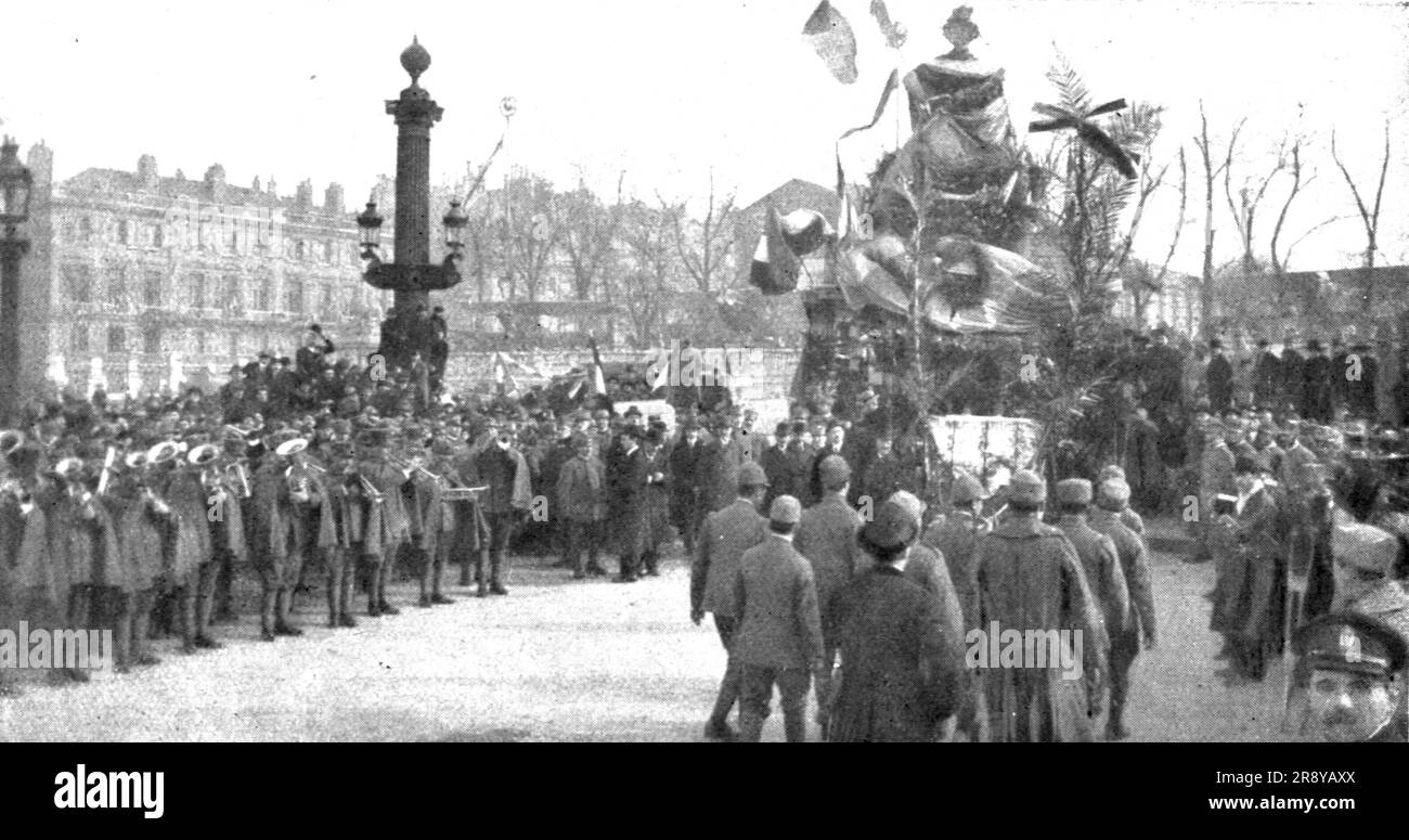 'La delivrance de l'Alsace et de la Lorraine celebree a Paris le 17 novembre 1918. Devant la statue de Strasbourg : arrière de la délégation militaire italienne, 1918. De "l'Album de la guerre 1914-1919, Volume 2" [l'Illustration, Paris, 1924]. Banque D'Images