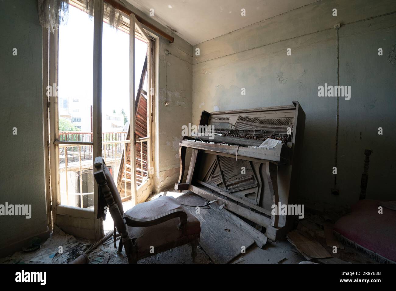 Un piano dans un appartement abandonné dans la zone tampon de Nicosie, Chypre. Faisant partie de la Force des Nations Unies chargée du maintien de la paix à Chypre, la Cavalerie maintient la paix et la stabilité dans une zone qui est limitée au public et qui a séparé le Nord chypriote turc et le Sud chypriote grec depuis le cessez-le-feu en août 1974. La zone tampon s'étend sur environ 180 km et comprend des maisons abandonnées et des entreprises fermées d'où les résidents ont été contraints de fuir pendant l'invasion turque. Date de la photo: Jeudi 22 juin 2023. Banque D'Images