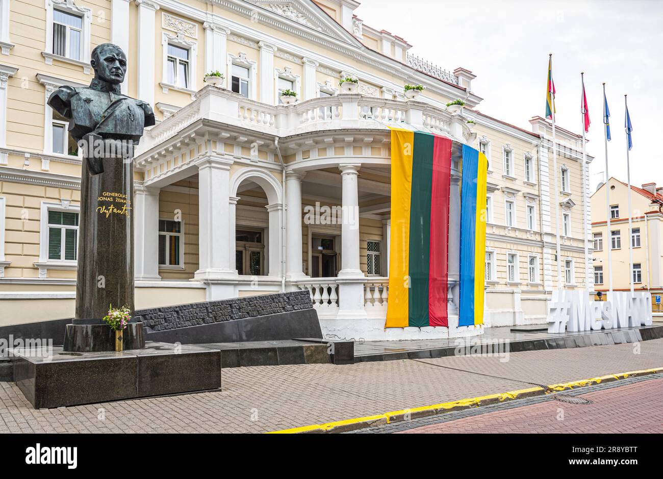 Entrée principale du Ministère de la défense nationale de Lituanie dans la vieille ville de Vilnius, où se tiendra le sommet de l'OTAN du 11 au 12 juillet 2023 Banque D'Images