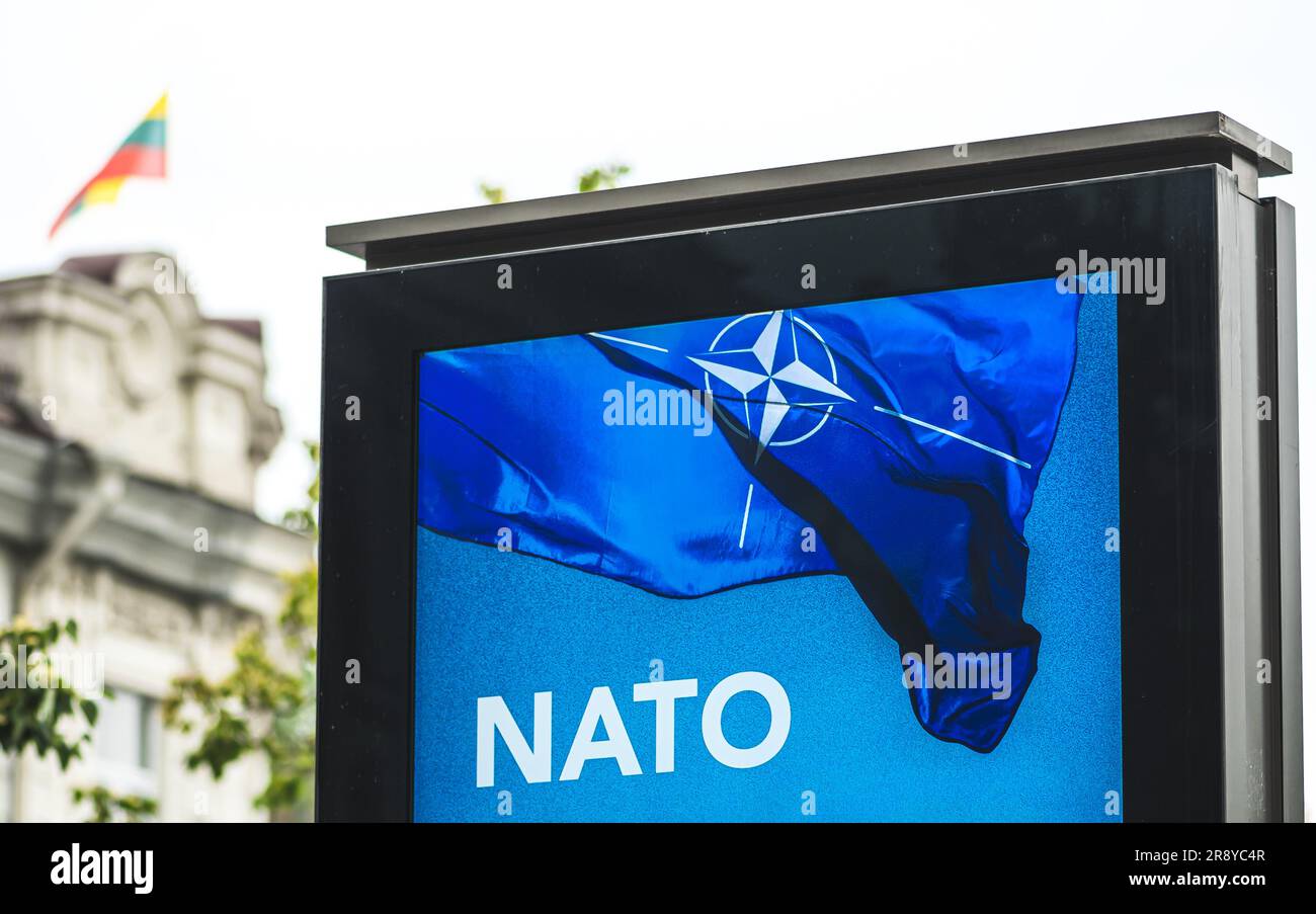 Bannière publicitaire informant sur le prochain sommet de l'OTAN 2023 dans le centre de Vilnius, capitale de la Lituanie, avec drapeau lituanien en toile de fond Banque D'Images