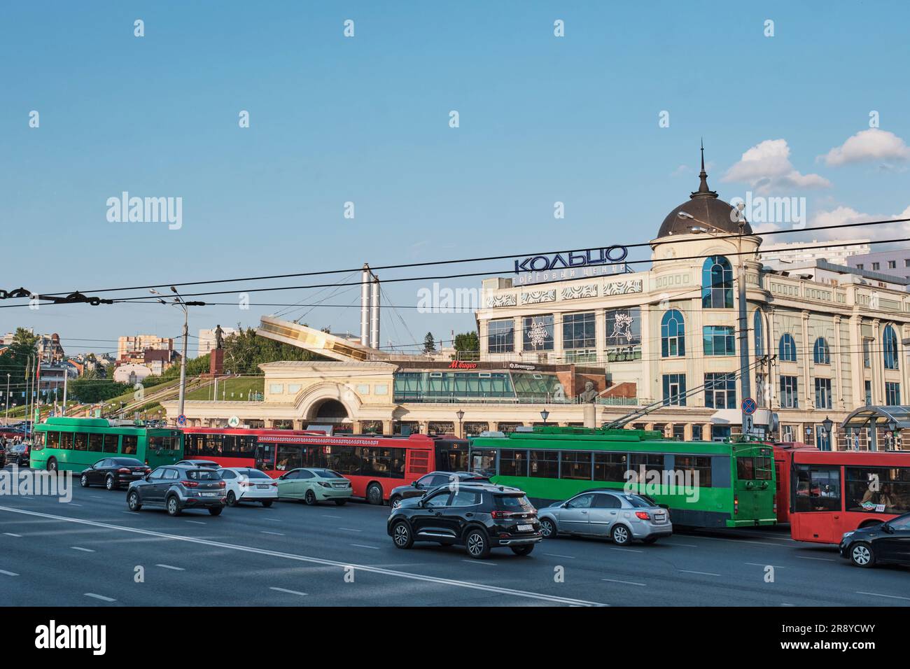 Kazan, Russie - 7 juin 2023: Paysage urbain. Tukay Square, centre commercial de Koltso, transports en commun Banque D'Images