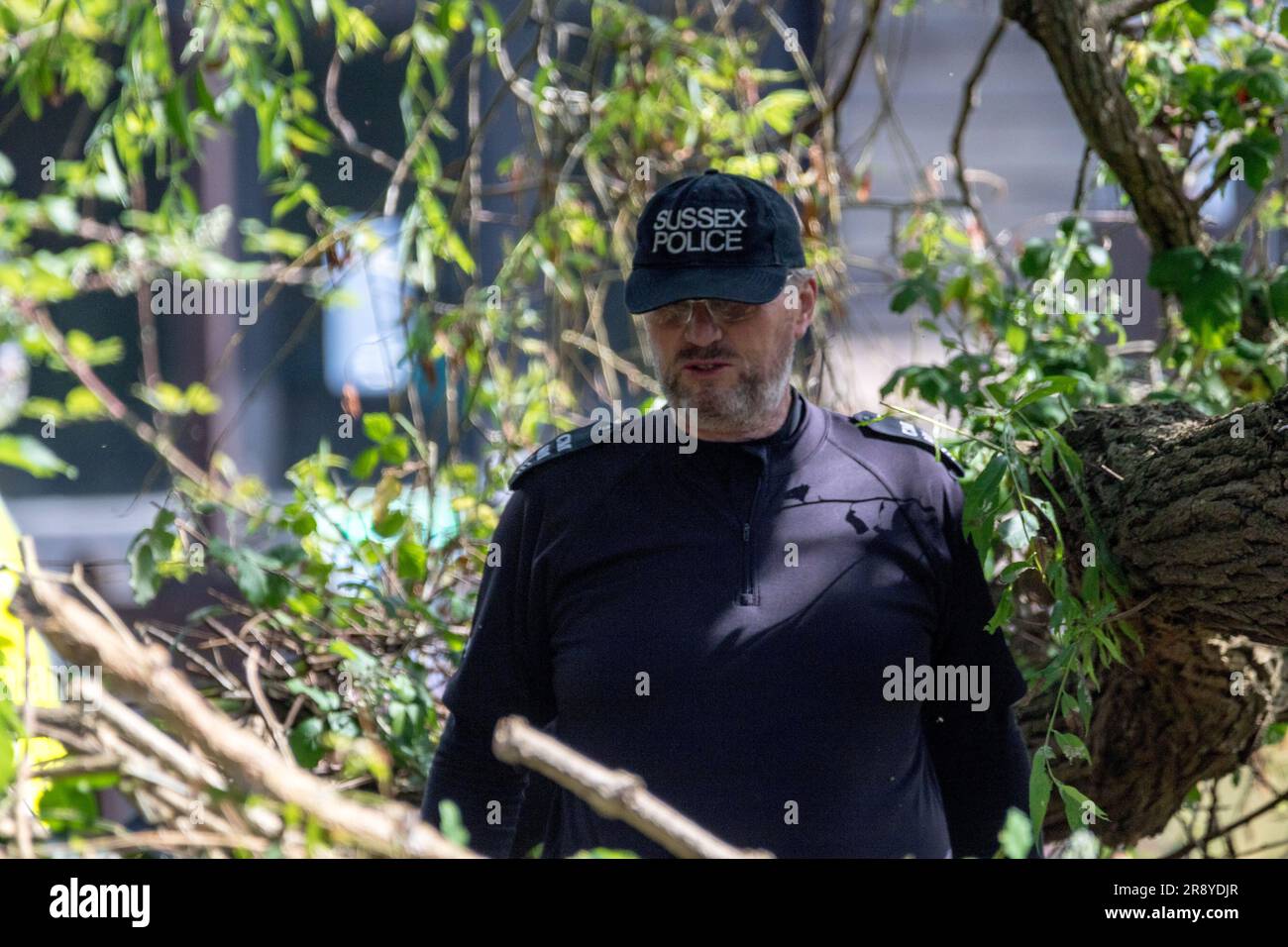 Newhaven, East Sussex, Royaume-Uni. 23rd juin 2023. Les policiers du Sussex effectuent une recherche approfondie dans un quartier arbuste près du supermarché Sainsburys, le Droun Newhaven. La police de Sussex a confirmé avoir localisé un téléphone mobile appartenant à Chloe Bashford qui, avec son mari Josh Bashford, a été trouvé mort chez eux à Newhaven le 9th juin. Derek Martin, également connu sous le nom de Derek Glenn, demeure en détention pour meurtre. Credit: Newspics UK South/Alay Live News Banque D'Images