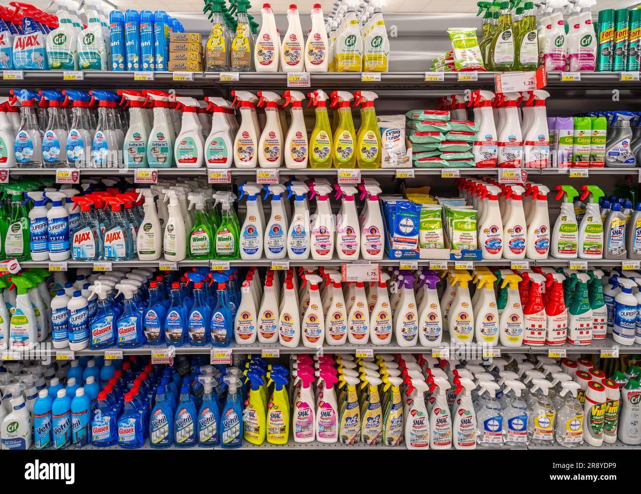 Italie - 22 juin 2023: Les gommes et les nettoyants ménagers dans des flacons en spray plastique de différentes marques et types sur des étagères à vendre dans un supermar italien Banque D'Images