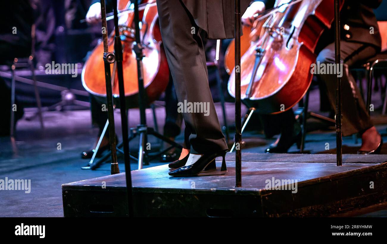 Image d'une femme chef d'orchestre symphonique Banque D'Images