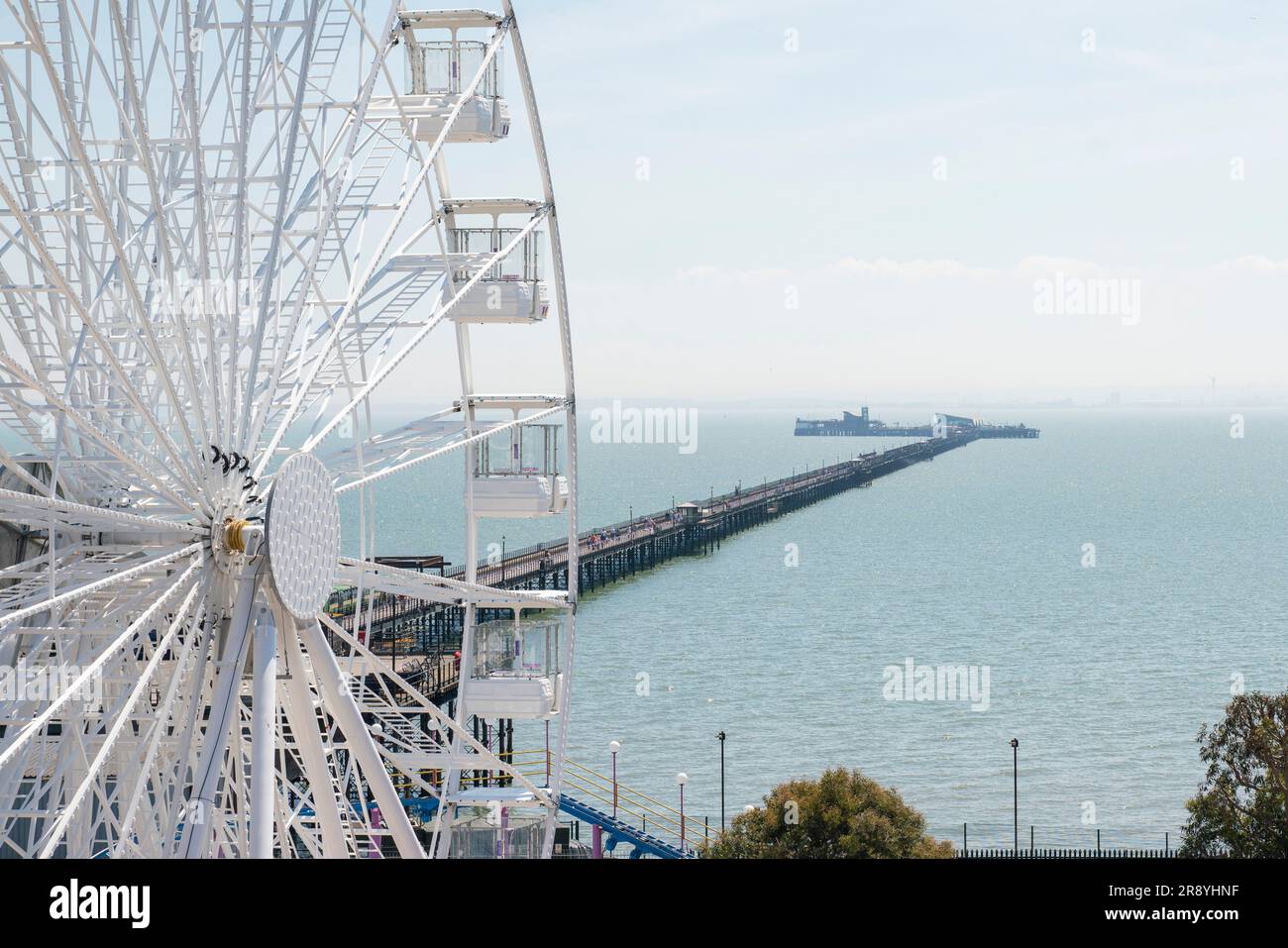Vue générale sur la jetée et le parc d'attractions sur le front de mer de Southend-on-Sea par une journée ensoleillée. Banque D'Images