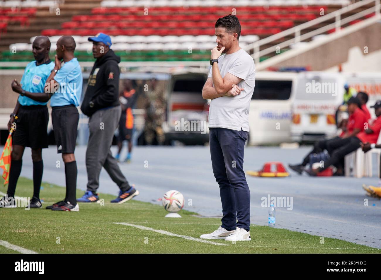 Nairobi, Kenya. 21 juin 2023. Johnathan MCKINSTRY (entraîneur en chef, Gor Mahia) observe le jeu de la ligne de touche. GOR Mahia contre Kakamega Homeboyz, première ligue du Kenya. Stade Kasarani. Crédit: XtraTimeSports (Darren McKinstry) Banque D'Images