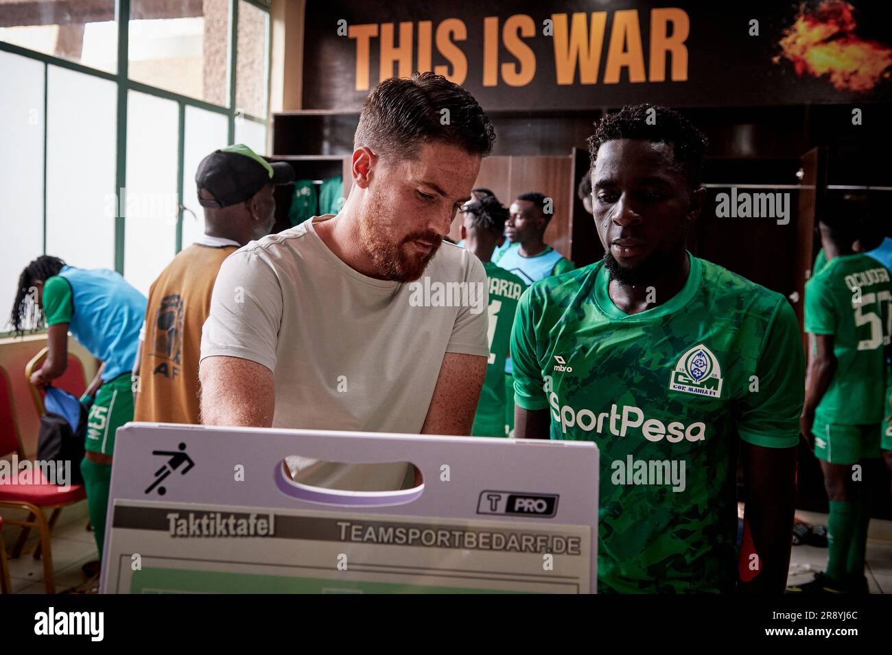 Nairobi, Kenya. 21 juin 2023. Demi-temps (1:1). Johnathan MCKINSTRY (entraîneur-chef, Gor Mahia) parle de tactiques avec Austine ODHIAMBO (FW, Gor Mahia) dans le dressing. GOR Mahia contre Kakamega Homeboyz, première ligue du Kenya. Stade Kasarani. Crédit: XtraTimeSports (Darren McKinstry) Banque D'Images