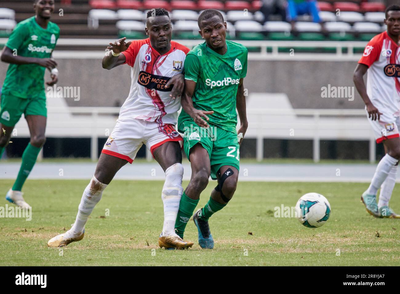 Nairobi, Kenya. 21 juin 2023. Sidney OCHIENG (MF, Gor Mahia) est attaqué sur le ballon. GOR Mahia contre Kakamega Homeboyz, première ligue du Kenya. Stade Kasarani. Crédit: XtraTimeSports (Darren McKinstry) Banque D'Images