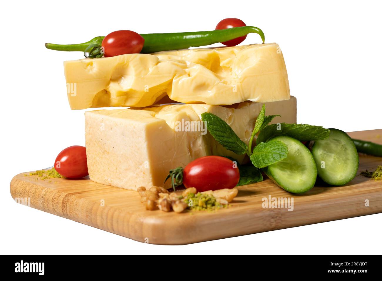Fromage Gruyere isolé sur fond blanc. Morceau de fromage Gruyere sur planche à découper en bois. Collection de fromages Banque D'Images