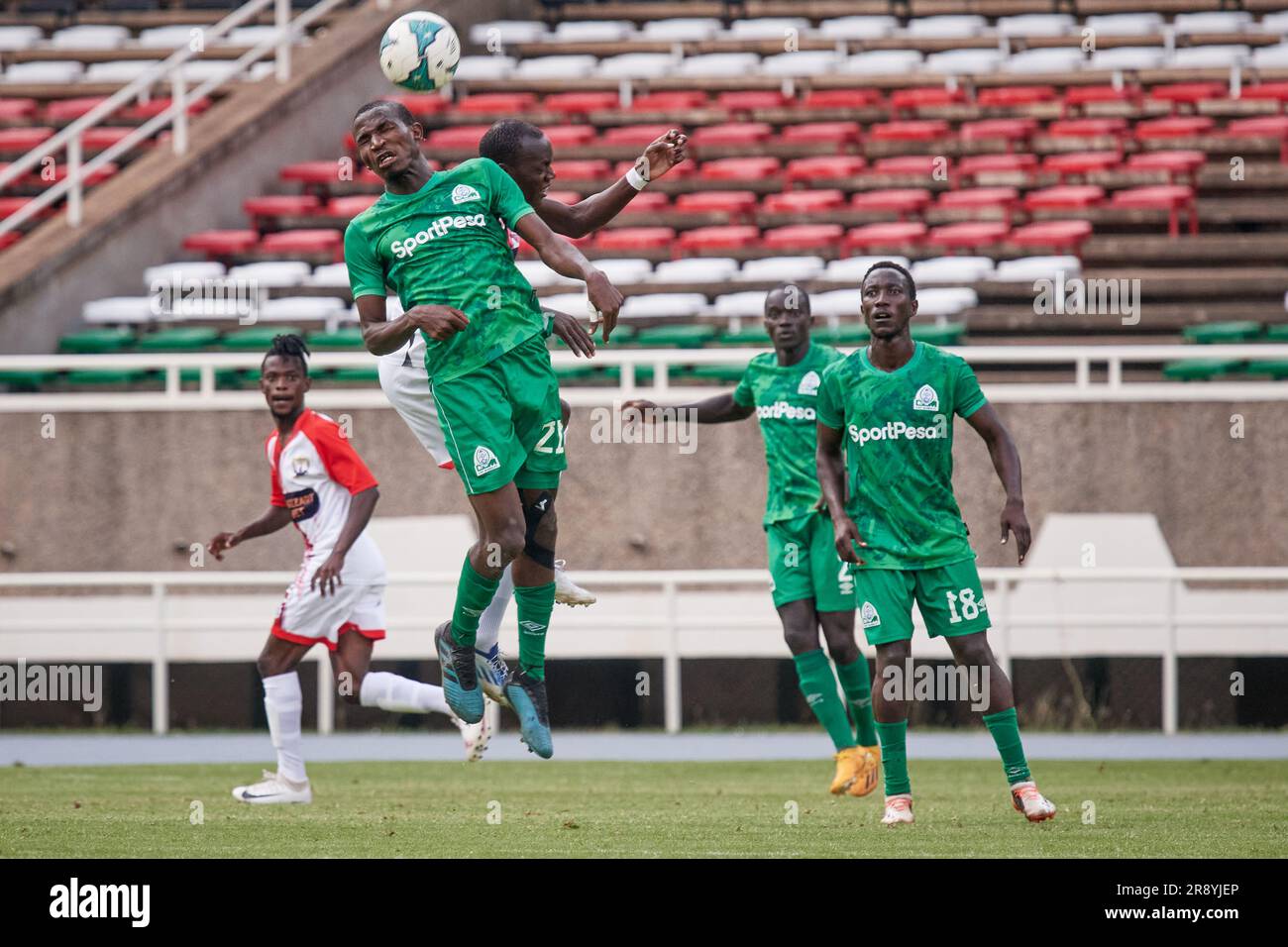 Nairobi, Kenya. 21 juin 2023. Sidney OCHIENG (MF, Gor Mahia) saute pour diriger le ballon. GOR Mahia contre Kakamega Homeboyz, première ligue du Kenya. Stade Kasarani. Crédit: XtraTimeSports (Darren McKinstry) Banque D'Images