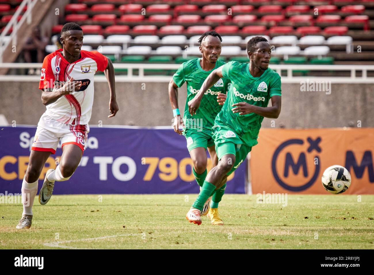 Nairobi, Kenya. 21 juin 2023. Shafik KAGIMU (MF, Gor Mahia) pousse en milieu de champ. GOR Mahia contre Kakamega Homeboyz, première ligue du Kenya. Stade Kasarani. Crédit: XtraTimeSports (Darren McKinstry) Banque D'Images