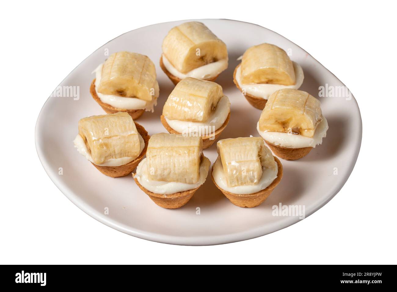 Tartelette banane isolée sur fond blanc. Délicieux dessert tartelet sur l'assiette. gros plan Banque D'Images