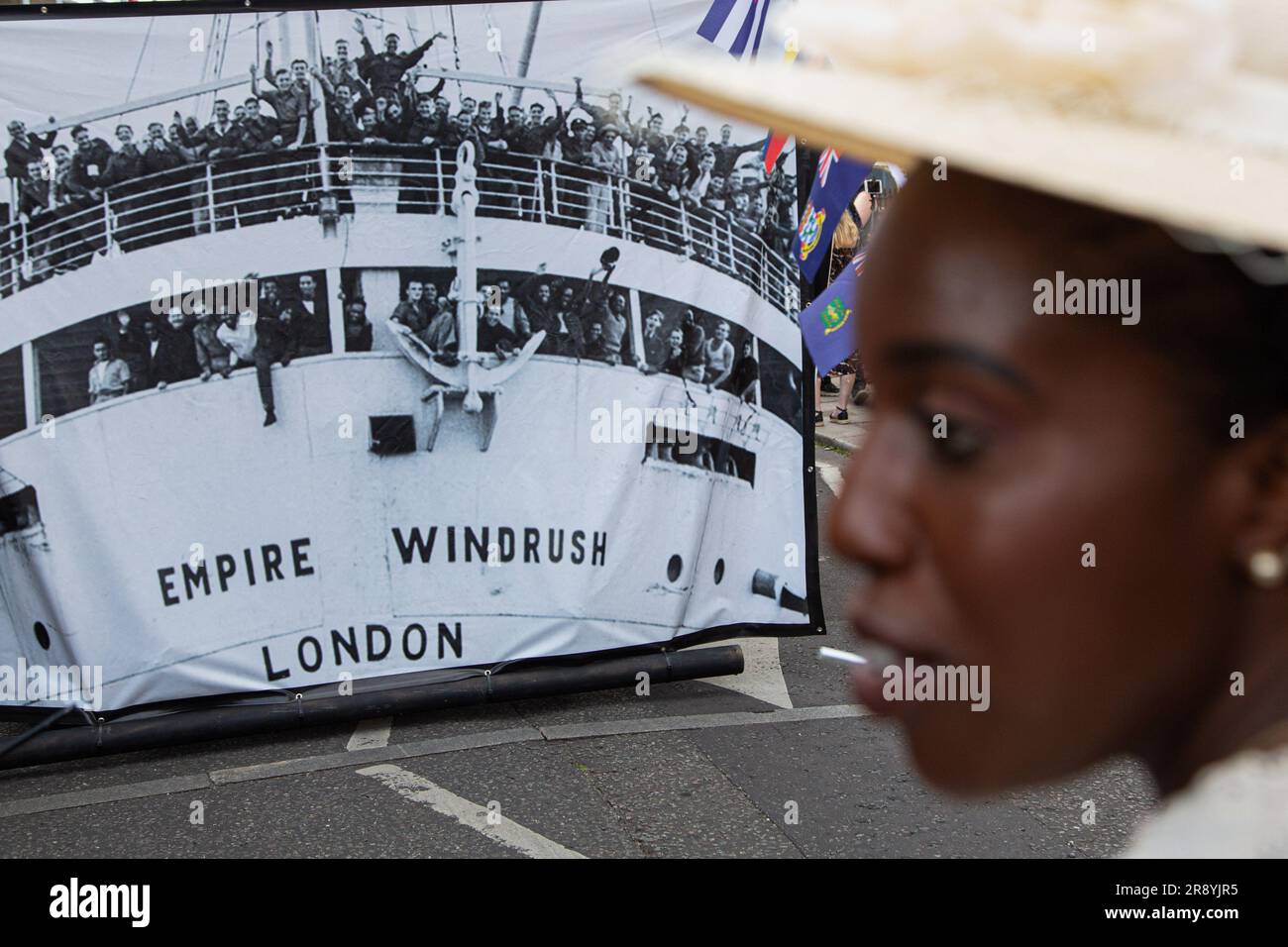 Londres, Royaume-Uni. 22nd juin 2023. Une bannière Windrush est vue sur Railton Road lors d'une procession pour marquer l'anniversaire de Windrush en 75th. La génération Windrush est surtout composée de personnes afro-caribéennes qui sont arrivées entre 1948 et le début de 1970s lors de la première grande vague d'immigrants noirs au Royaume-Uni. Crédit : SOPA Images Limited/Alamy Live News Banque D'Images