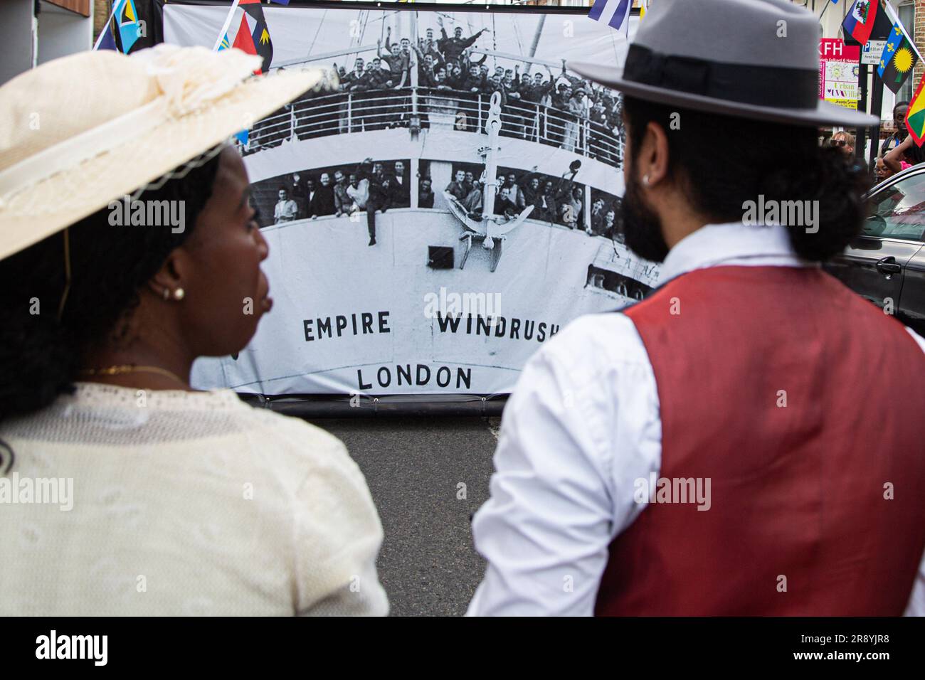 Londres, Royaume-Uni. 22nd juin 2023. Une bannière Windrush est vue sur Railton Road lors d'une procession pour marquer l'anniversaire de Windrush en 75th. La génération Windrush est surtout composée de personnes afro-caribéennes qui sont arrivées entre 1948 et le début de 1970s lors de la première grande vague d'immigrants noirs au Royaume-Uni. Crédit : SOPA Images Limited/Alamy Live News Banque D'Images