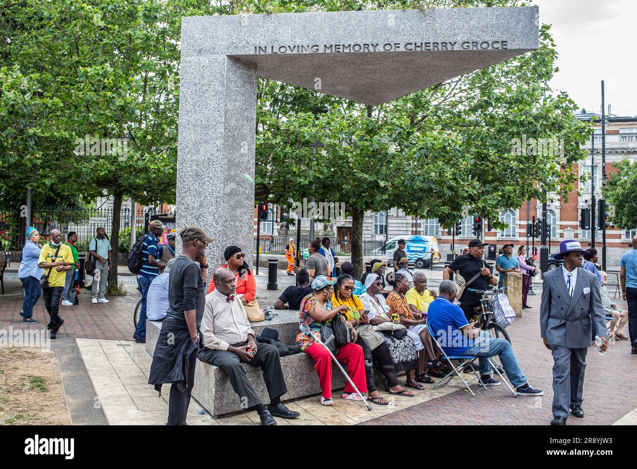 Londres, Royaume-Uni. 22nd juin 2023. Les gens regardent comme l'anniversaire de Windrush 75th est marqué à Windrush Square, Brixton. La génération Windrush est surtout composée de personnes afro-caribéennes qui sont arrivées entre 1948 et le début de 1970s lors de la première grande vague d'immigrants noirs au Royaume-Uni. Crédit : SOPA Images Limited/Alamy Live News Banque D'Images