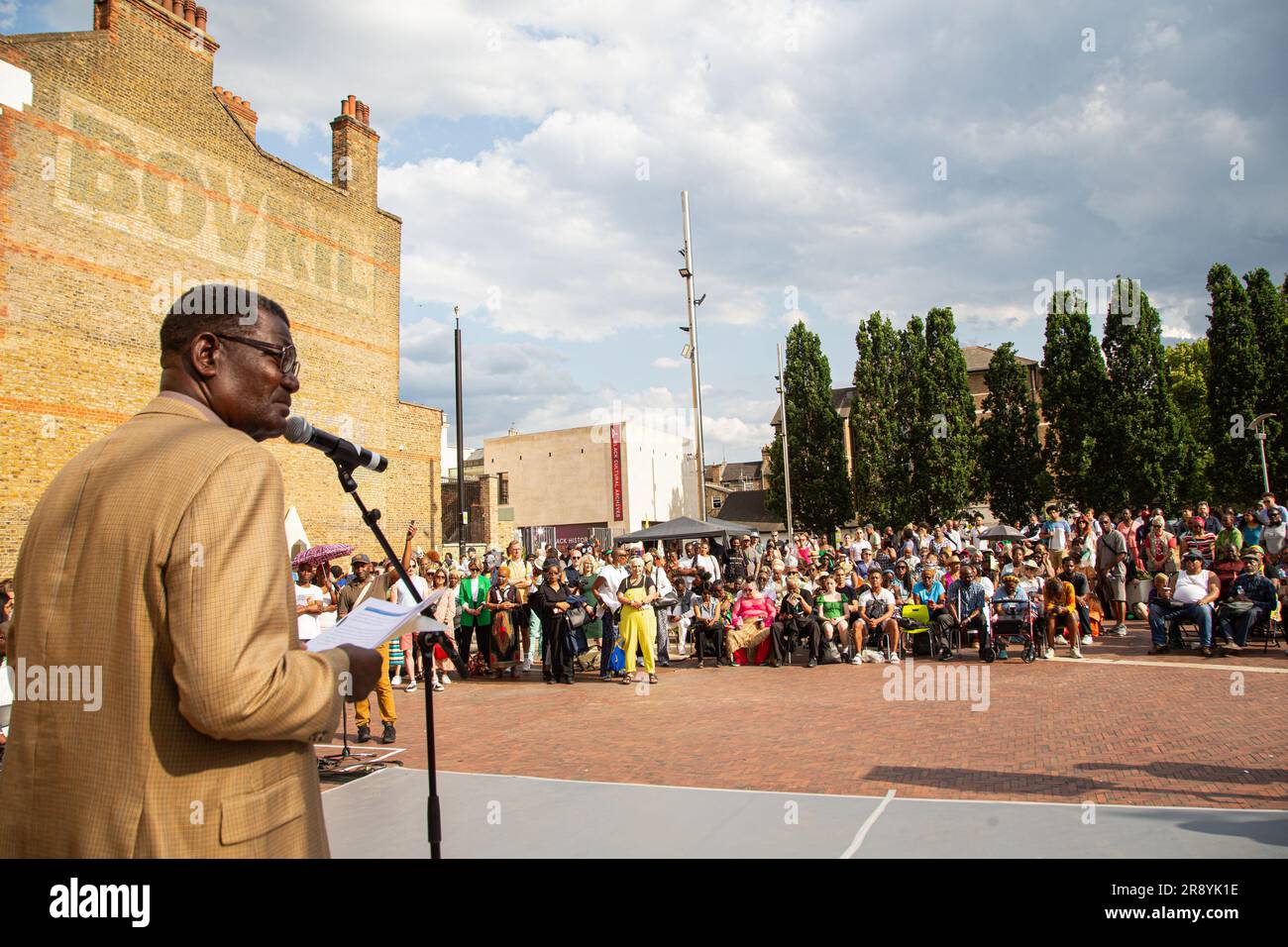 Londres, Royaume-Uni. 22nd juin 2023. L'évêque Eric Brown parle sur la place Windrush alors que l'anniversaire de Windrush de 75th est marqué. La génération Windrush est surtout composée de personnes afro-caribéennes qui sont arrivées entre 1948 et le début de 1970s lors de la première grande vague d'immigrants noirs au Royaume-Uni. Crédit : SOPA Images Limited/Alamy Live News Banque D'Images