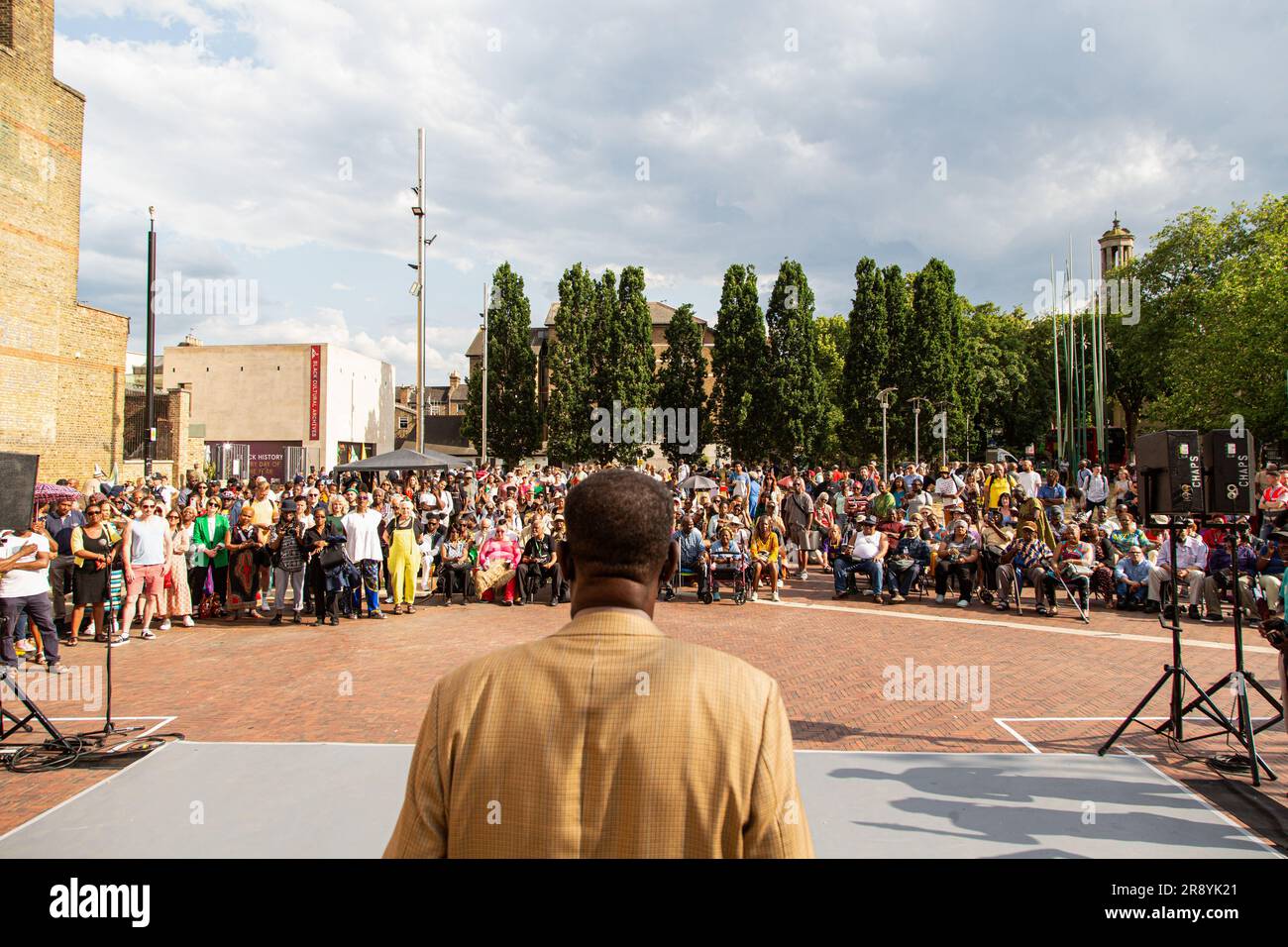 Londres, Royaume-Uni. 22nd juin 2023. L'évêque Eric Brown parle sur la place Windrush alors que l'anniversaire de Windrush de 75th est marqué. La génération Windrush est surtout composée de personnes afro-caribéennes qui sont arrivées entre 1948 et le début de 1970s lors de la première grande vague d'immigrants noirs au Royaume-Uni. Crédit : SOPA Images Limited/Alamy Live News Banque D'Images