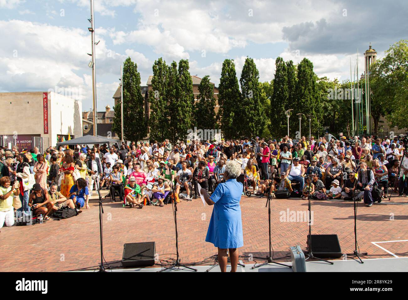 Londres, Royaume-Uni. 22nd juin 2023. Les gens écoutent un orateur sur la place Windrush alors que l'anniversaire de Windrush 75th est marqué. La génération Windrush est surtout composée de personnes afro-caribéennes qui sont arrivées entre 1948 et le début de 1970s lors de la première grande vague d'immigrants noirs au Royaume-Uni. Crédit : SOPA Images Limited/Alamy Live News Banque D'Images