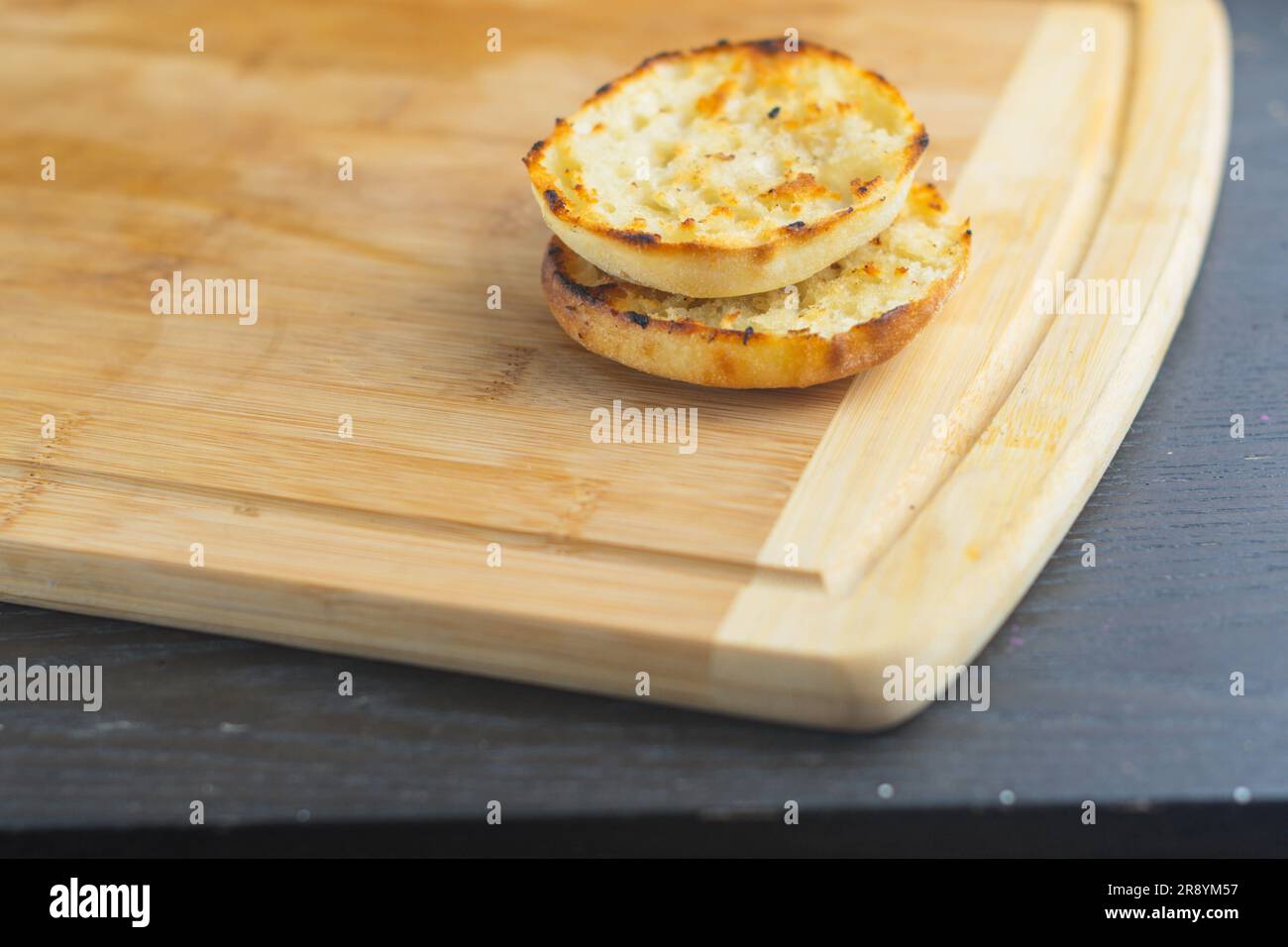 McMuffin toast sur planche à découper espace de copie arrière-plans alimentaires détails menus bannière espace de copie texte conception Banque D'Images