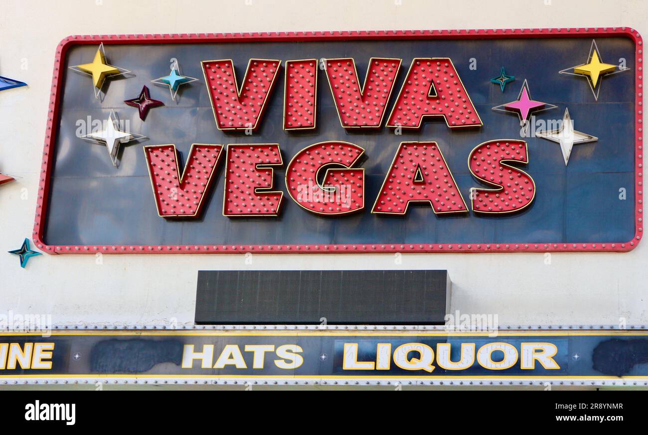 Viva Vegas signe à une boutique de souvenirs annonçant de la hast et de l'alcool le Fremont Casino Center Boulevard Las Vegas Nevada USA Banque D'Images