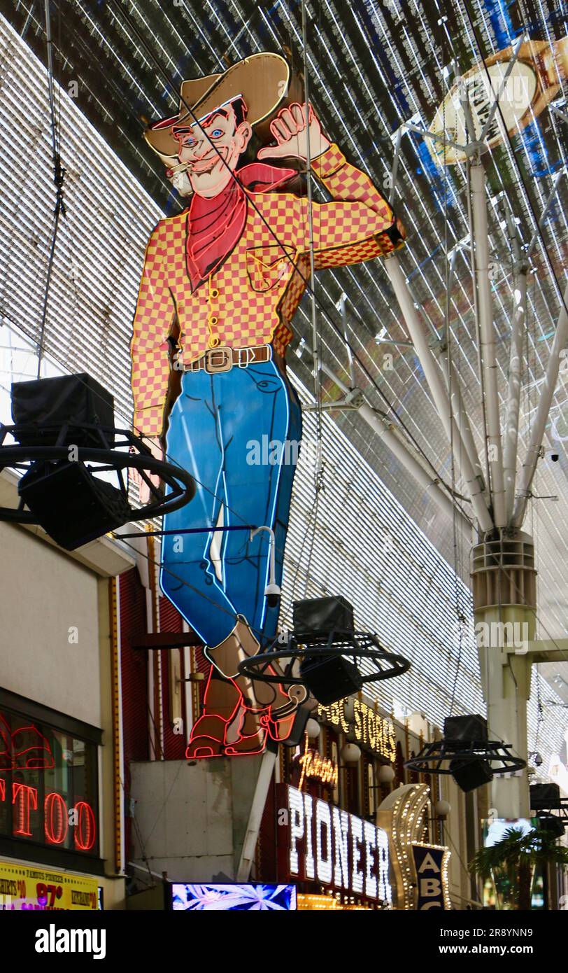 Vegas Vic néon cow-boy emblématique enseigne au magasin de souvenirs Pioneer Club The Fremont Downtown Casino Center Boulevard Las Vegas Nevada USA Banque D'Images