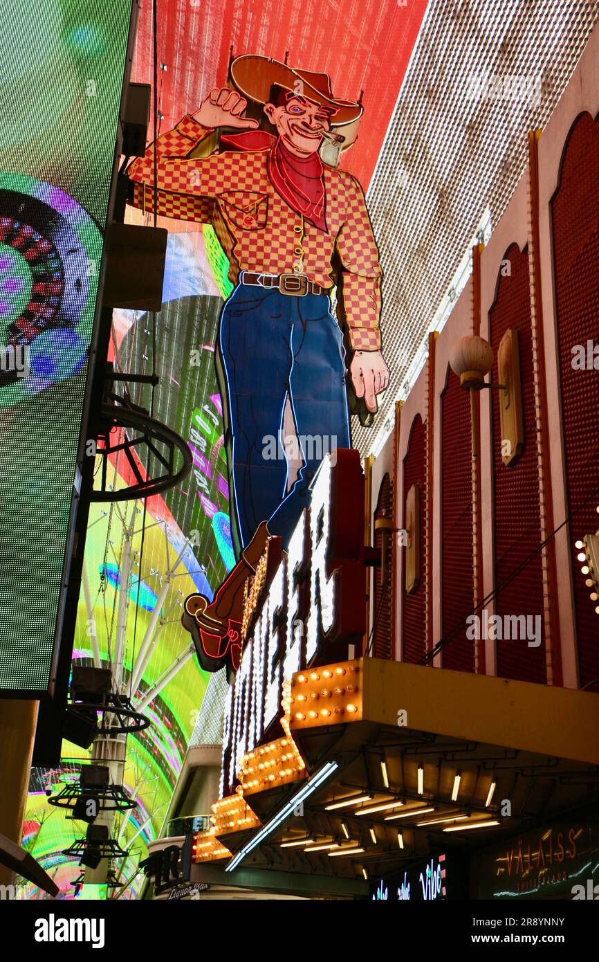 Vegas Vic néon cow-boy emblématique enseigne au magasin de souvenirs Pioneer Club The Fremont Downtown Casino Center Boulevard Las Vegas Nevada USA Banque D'Images