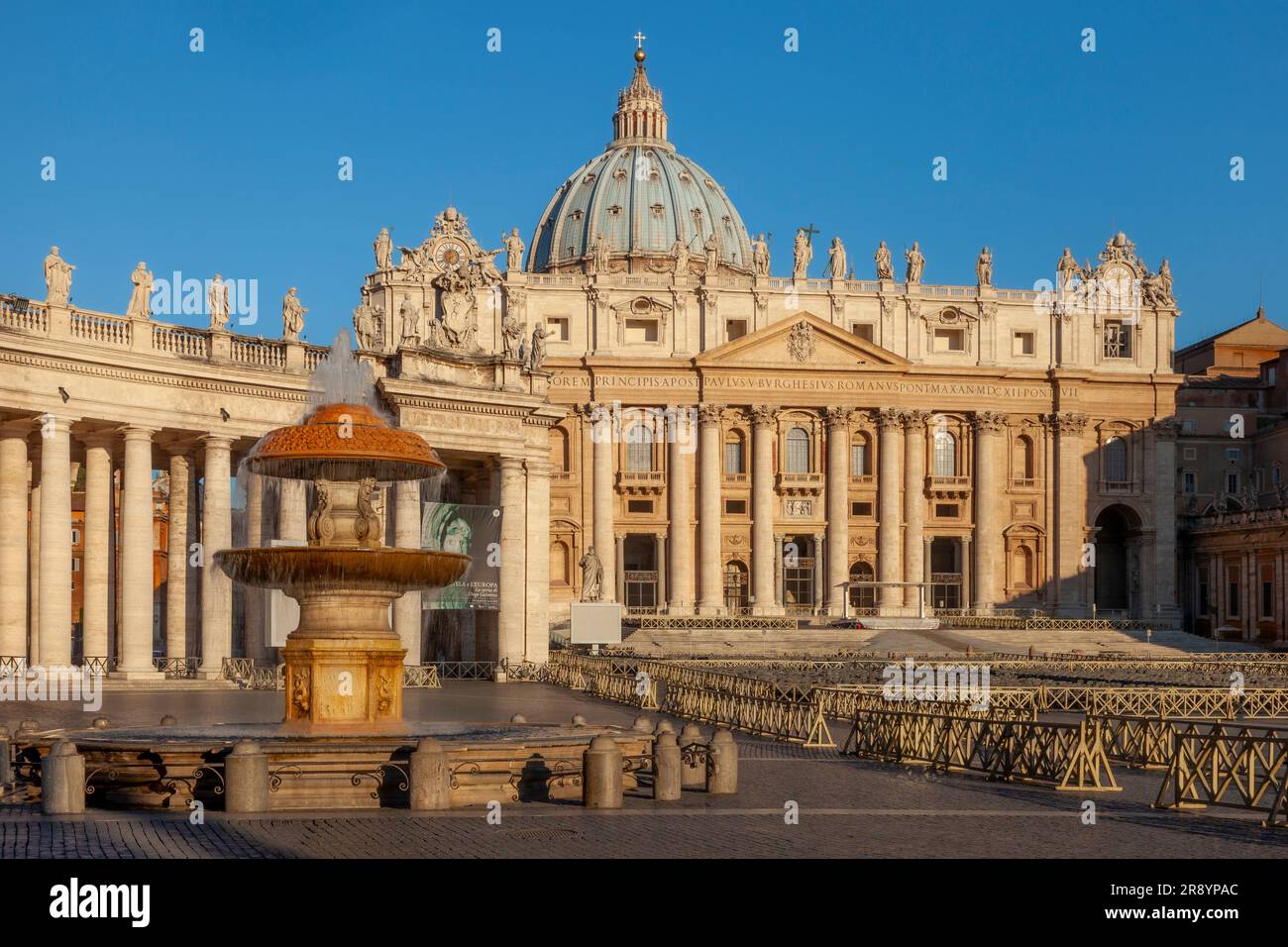 Tôt le matin sur la Piazza San Pietro, Cité du Vatican, Rome, Italie Banque D'Images