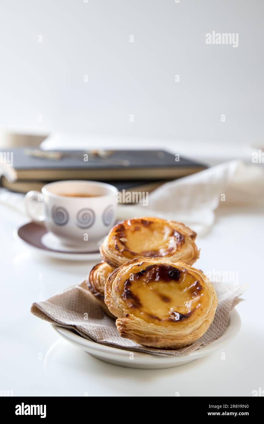 Pasteis de nata, cuisine traditionnelle sucrée portugaise. Petits tourtes croquantes et une crème à base d'œufs. Banque D'Images