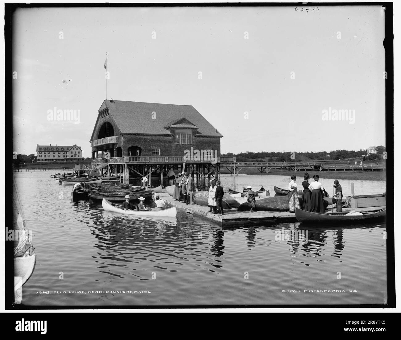 Club House, Kennebunkport, Maine, entre 1890 et 1901. Les gens font du canoë-kayak sur la rivière Kennebunk. Banque D'Images