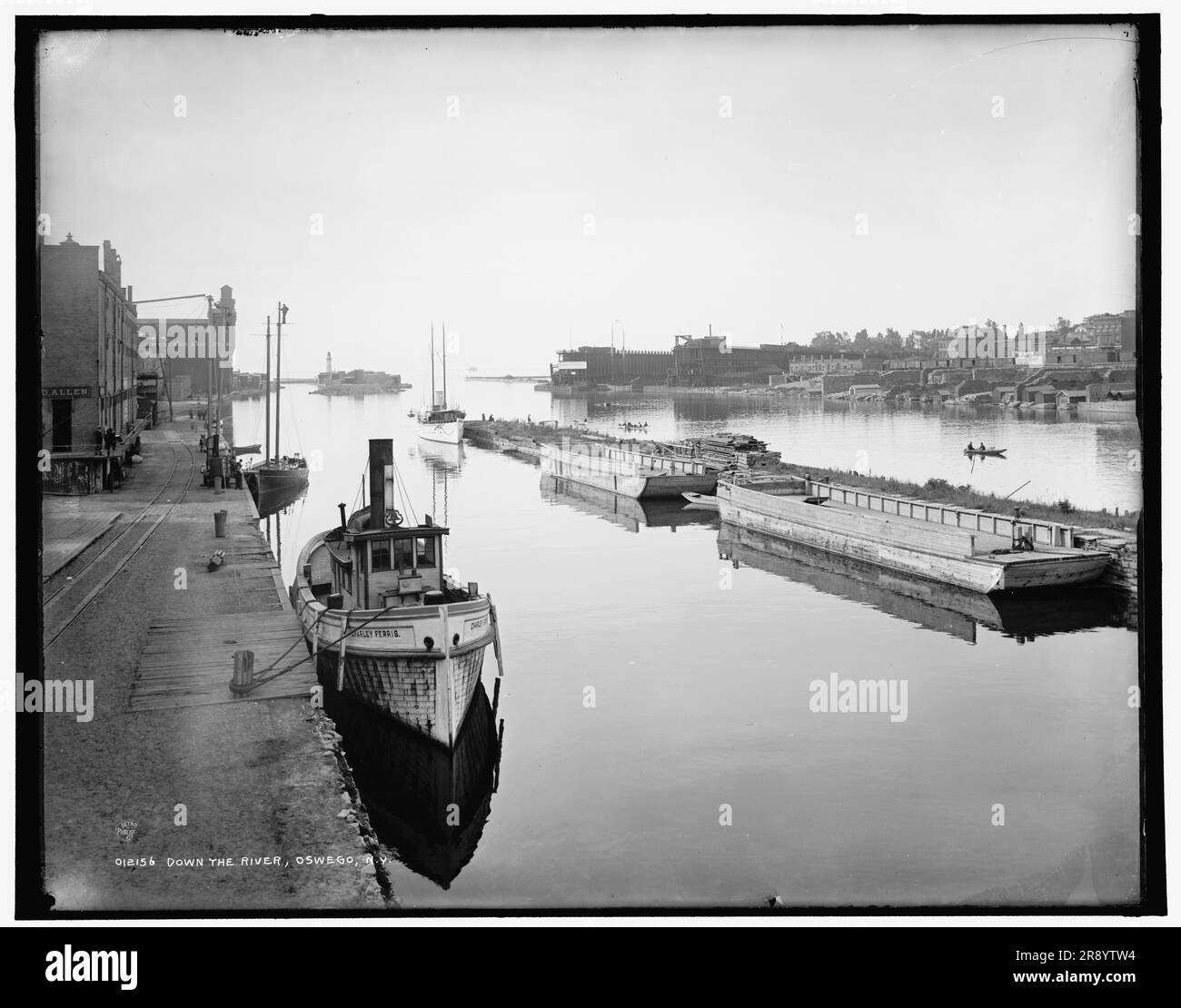 Le long de la rivière, Oswego, New York, entre 1890 et 1901. Ligne de chemin de fer et élévateur à grain sur la gauche, chantier naval sur la droite. Banque D'Images