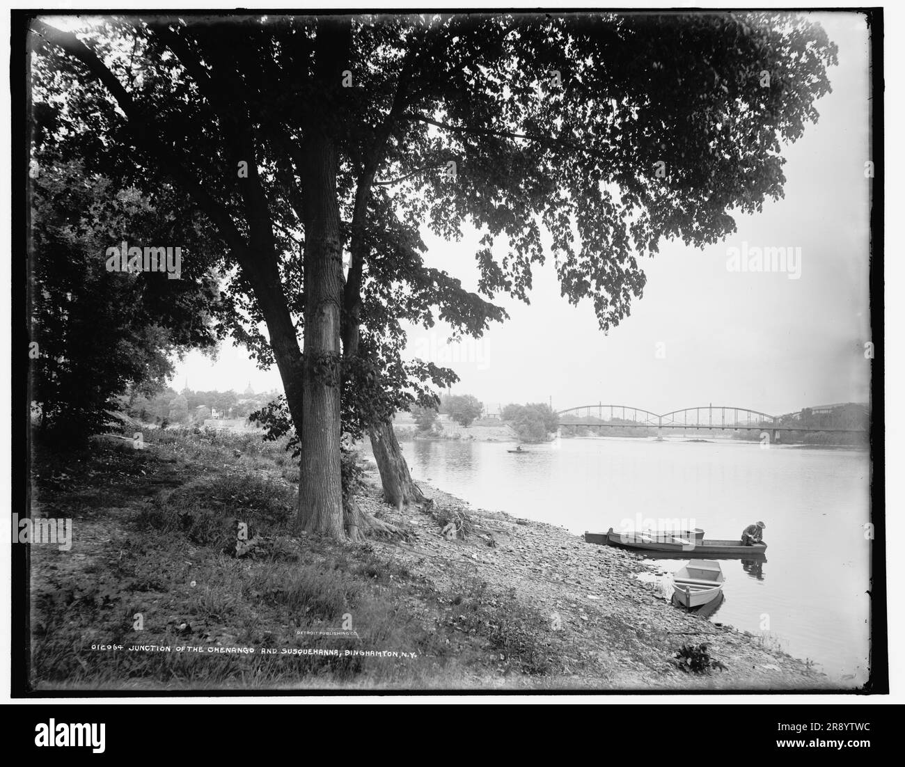 Jonction entre Chenango et Susquehanna, Binghamton, New York, entre 1890 et 1901. Washington Street Bridge au loin. Banque D'Images