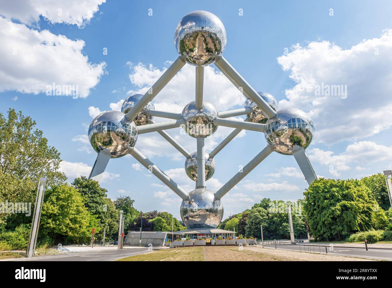 Bruxelles, Belgique - 15 juin 2023 : l'Atomium de Bruxelles, un bâtiment moderniste qui représente un modèle d'atome d'argent. Construit à l'origine comme l' Banque D'Images