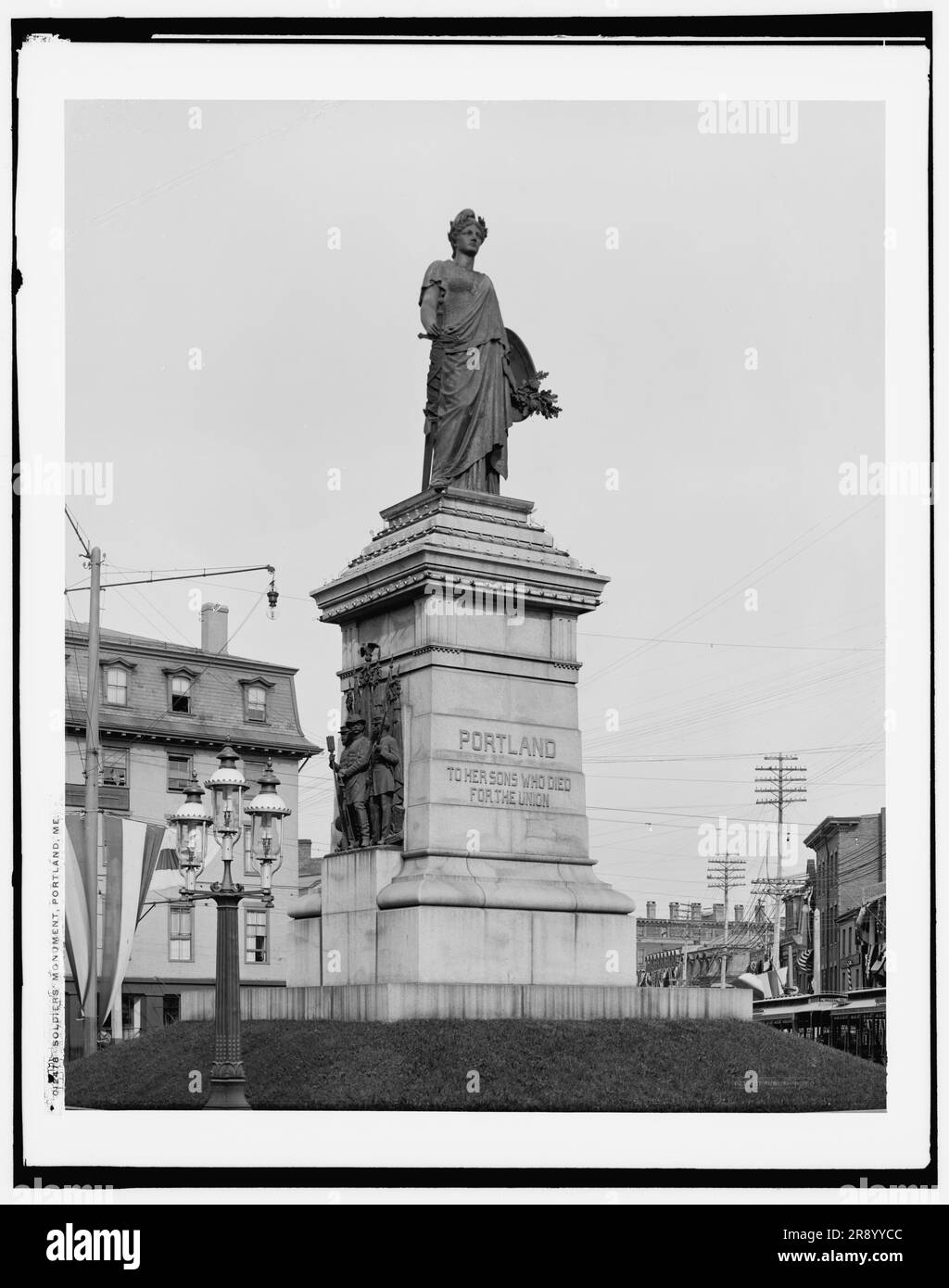 Monument du soldat, Portland, au Maine, entre 1890 et 1900. Soldats et marins de Portland Monument, également connu sous le nom de notre Dame des victoires, en hommage à "ces courageux hommes de Portland, soldats de l'armée des Etats-Unis et marins de la marine des Etats-Unis, qui sont morts dans la défense du pays à la fin de la guerre civile". Inscription: 'Portland - à ses fils qui sont morts pour l'Union'. La sculpture a été conçue par Franklin Simmons. Banque D'Images